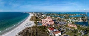 Don CeSar hotel en kustlijn in St. Pete Beach, Florida