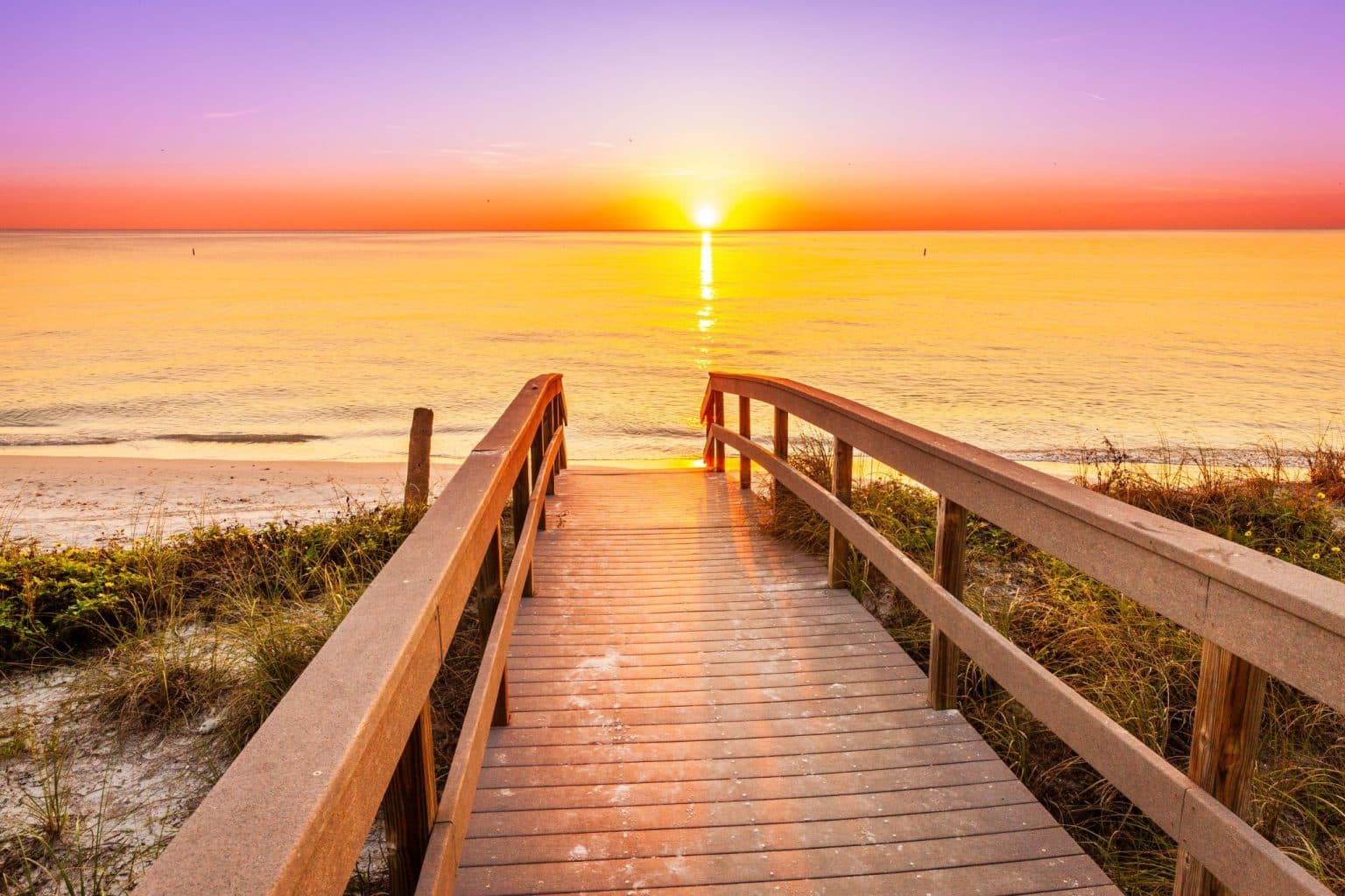 Zonsondergang aan het strand van St. Pete Beach, Florida