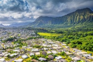 Luchtfoto van woonwijk en bergen op Big Island, Hawaii
