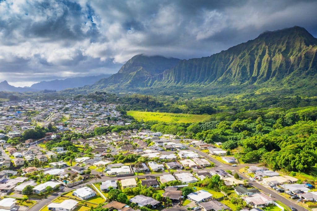 Hawaii-HI-Hilo–woonwijk-met-groene-bergen