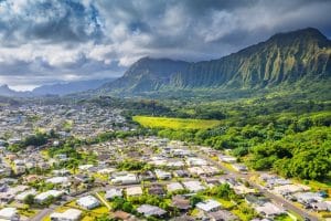 Hawaii-HI-Hilo–woonwijk-met-groene-bergen