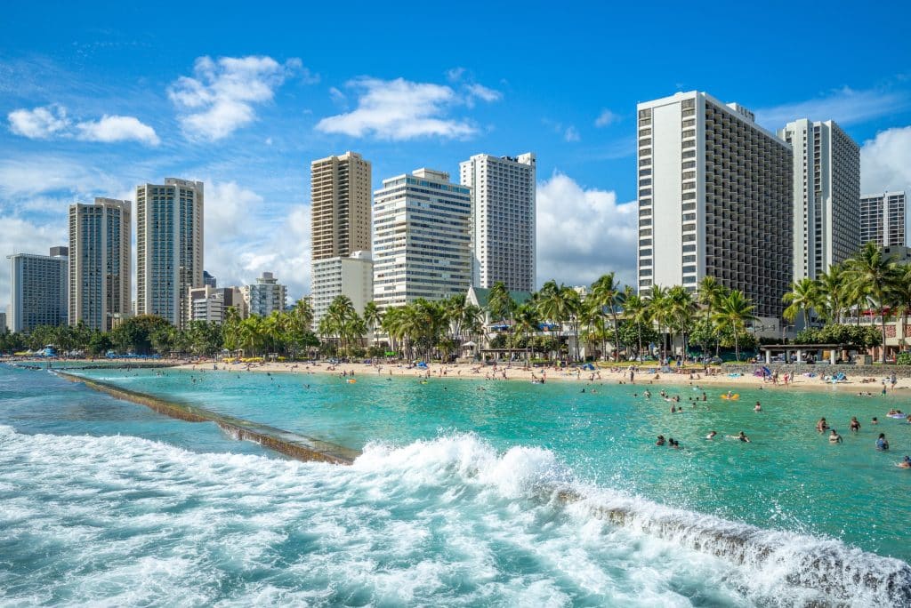 Drukke Waikiki Beach met gebouwen in Honolulu, Hawaii