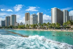 Drukke Waikiki Beach met gebouwen in Honolulu, Hawaii