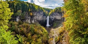 The Finger Lakes Waterval in herfstkleuren bij Taughannock Falls NY