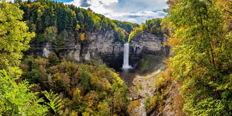 The Finger Lakes Waterval in herfstkleuren bij Taughannock Falls NY