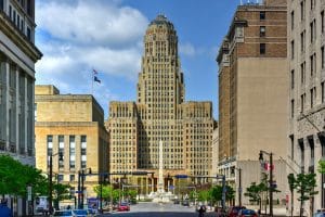 Buffalo City Hall en downtown gezien vanaf straat