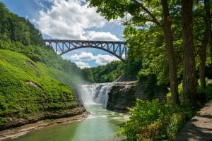 Waterval en brug in Letchworth State Park, New York