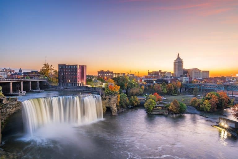 High Falls in Rochester New York bij zonsondergang