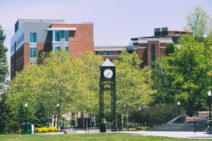Kloktoren en gebouwen op campus in Rochester New York