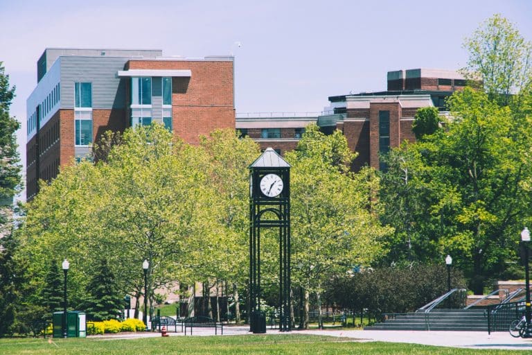 Kloktoren en gebouwen op campus in Rochester New York