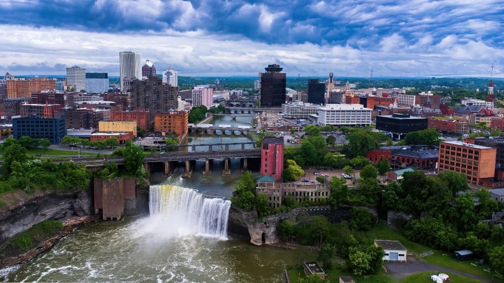 High Falls in Rochester, New York met stadsuitzicht