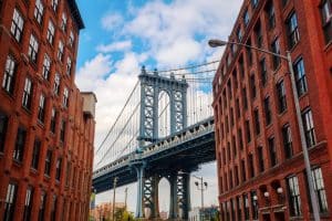 Manhattan Bridge in New York City tussen rode bakstenen gebouwen