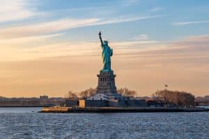 Vrijheidsbeeld in New York City bij zonsondergang highlights van amerika