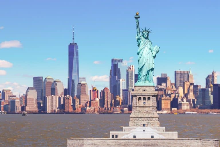 Vrijheidsbeeld in New York City met skyline