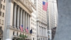 Wall Street in New York City met Amerikaanse vlaggen