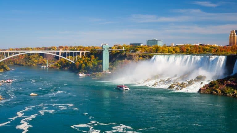Niagara Falls en Rainbow Bridge in New York State