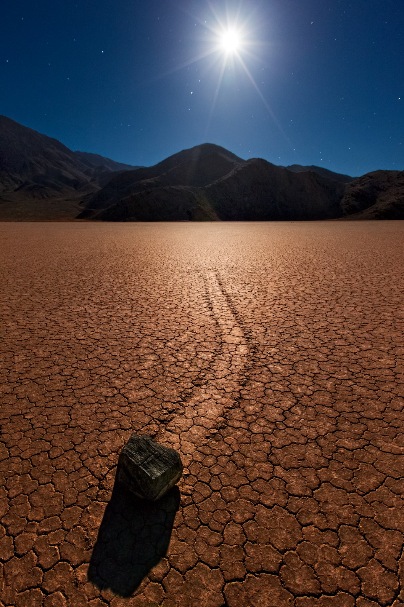 Racetrack Playa in Death Valley met bewegende steen