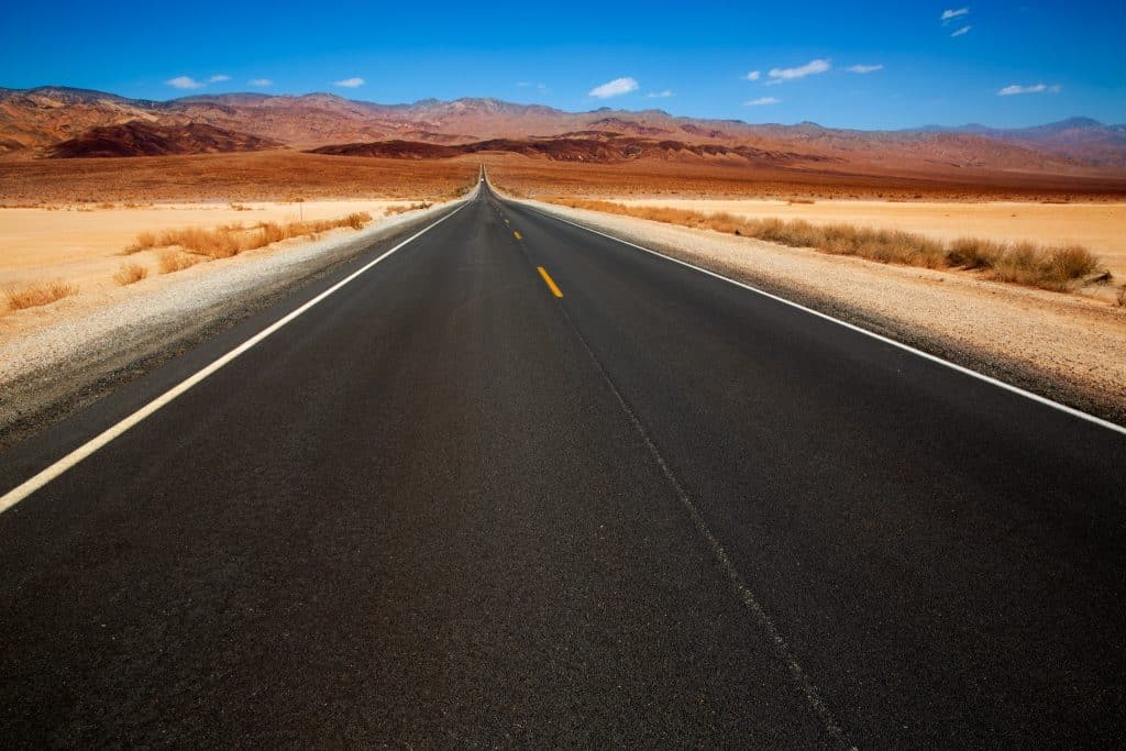 Rechte weg door Death Valley in de woestijn