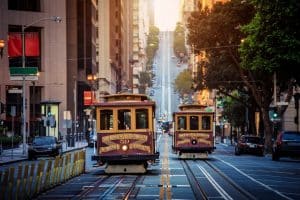 Cable cars in een straat in San Francisco, Californië