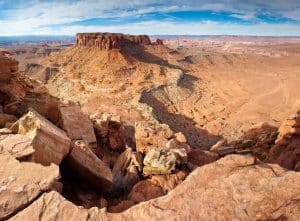 Uitzicht vanaf rotsrand in Canyonlands, Utah