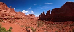 Rotswanden en vallei in Arches National Park, Utah