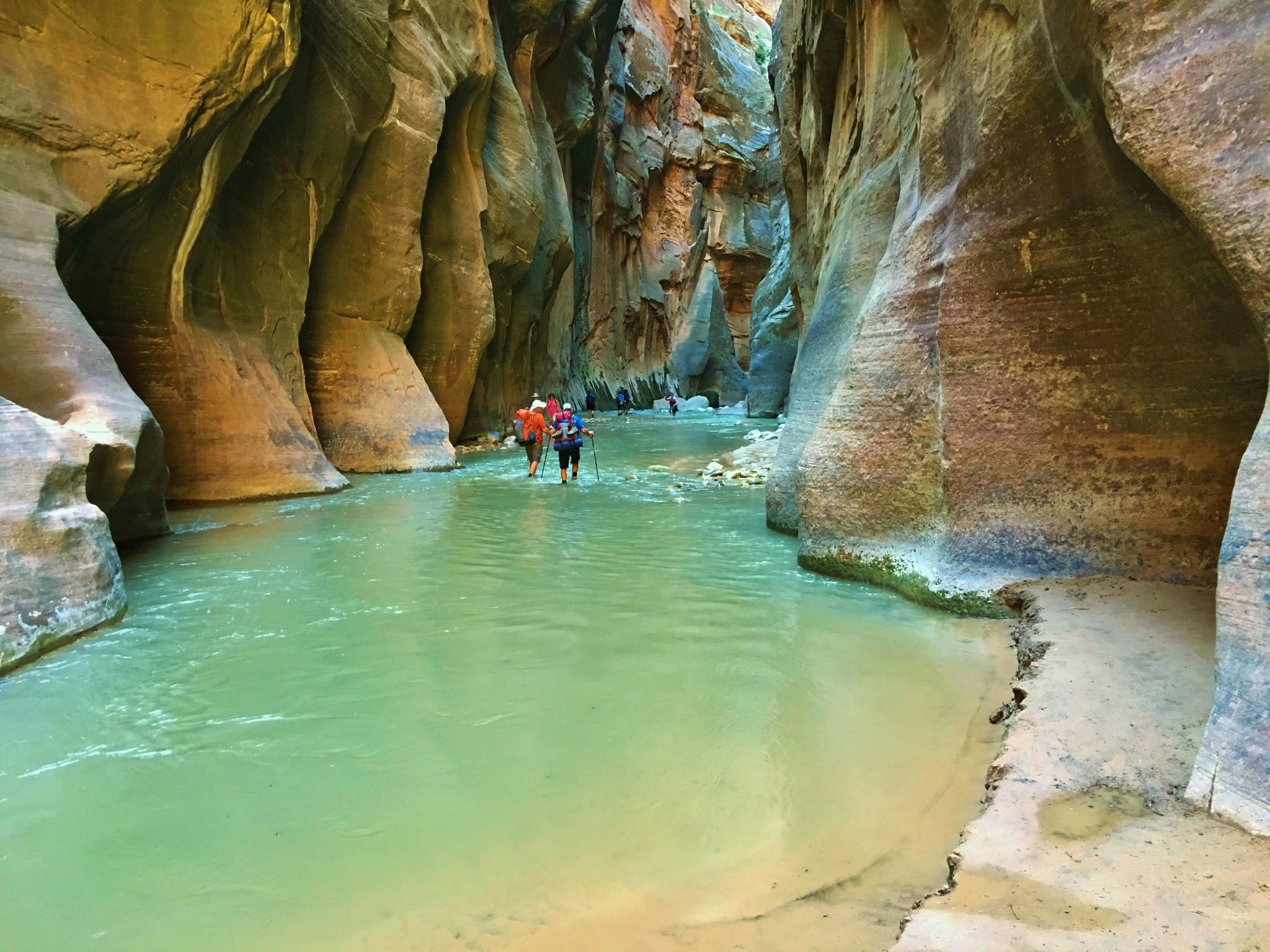 Wandelaars in The Narrows in Zion National Park, Utah
