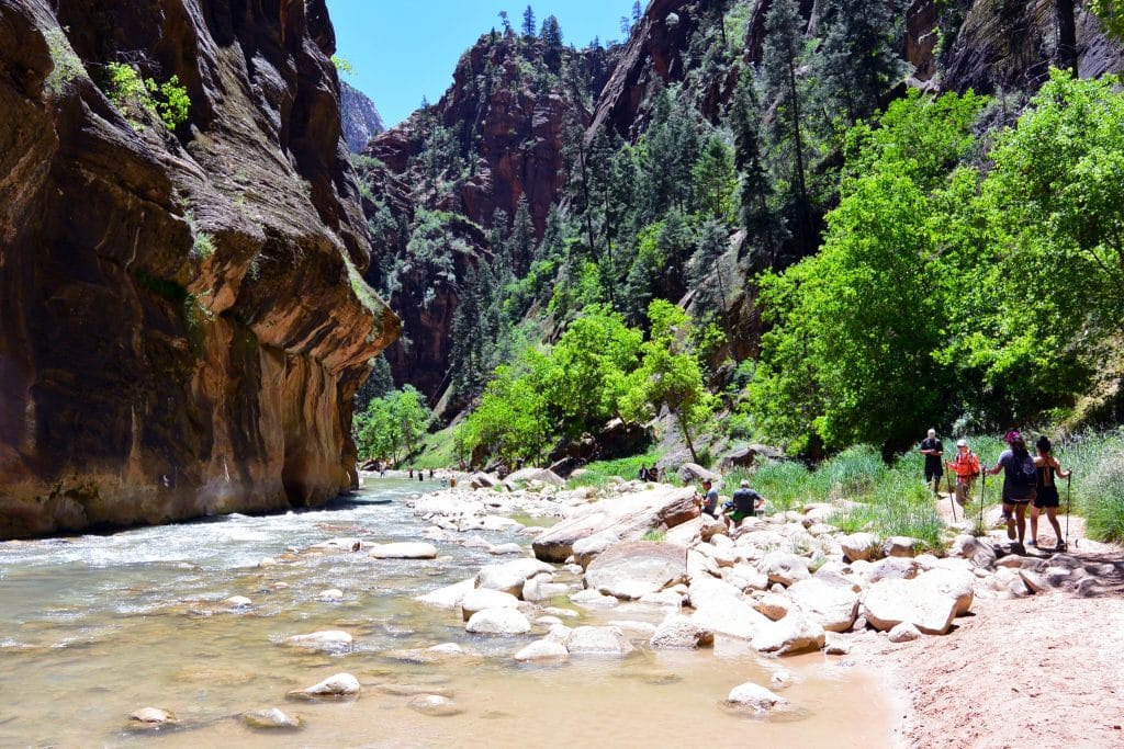 Wandelaars langs rivier in Zion National Park, Utah