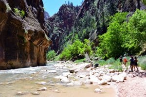 Wandelaars langs rivier in Zion National Park, Utah