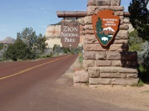 Ingang van Zion National Park met bord, Utah