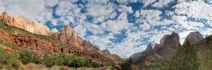 Rotsformaties onder wolken in Zion National Park, Utah