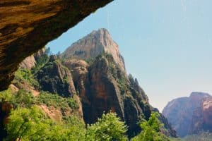 Waterval langs rotswand in Zion National Park, Utah
