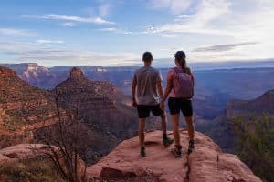 Wandelaars bij uitzichtpunt Grand Canyon National Park Arizona