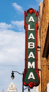 Gevel met neonbord van Alabama Theatre in Birmingham