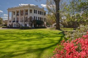 Historisch herenhuis met witte zuilen in Tuscaloosa, Alabama