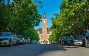 Historisch gebouw met klokkentoren in Fayetteville, Arkansas