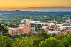 Hot Springs Arkansas stadszicht bij zonsondergang