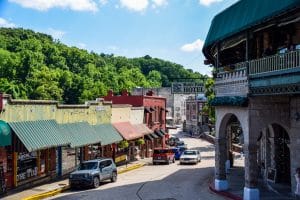 Straatbeeld met Basin Park Hotel in Eureka Springs