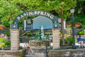 Fontein en ingang van Basin Spring Park in Arkansas