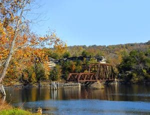Spoorbrug over rivier bij Eureka Springs, Arkansas
