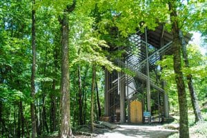 Thorncrown Chapel in het bos bij Eureka Springs