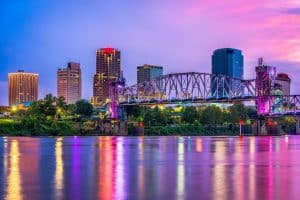 Brug en skyline van Little Rock, Arkansas bij zonsondergang