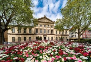 Bloemen voor klassiek gebouw in Augusta, Georgia