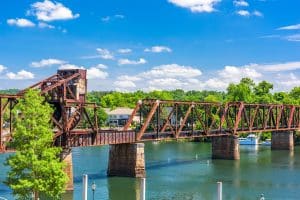Oude spoorbrug over de Savannah River in Augusta, Georgia