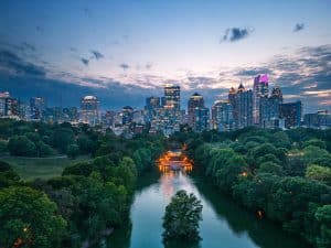 Skyline van Atlanta, Georgia bij Piedmont Park in avondlicht