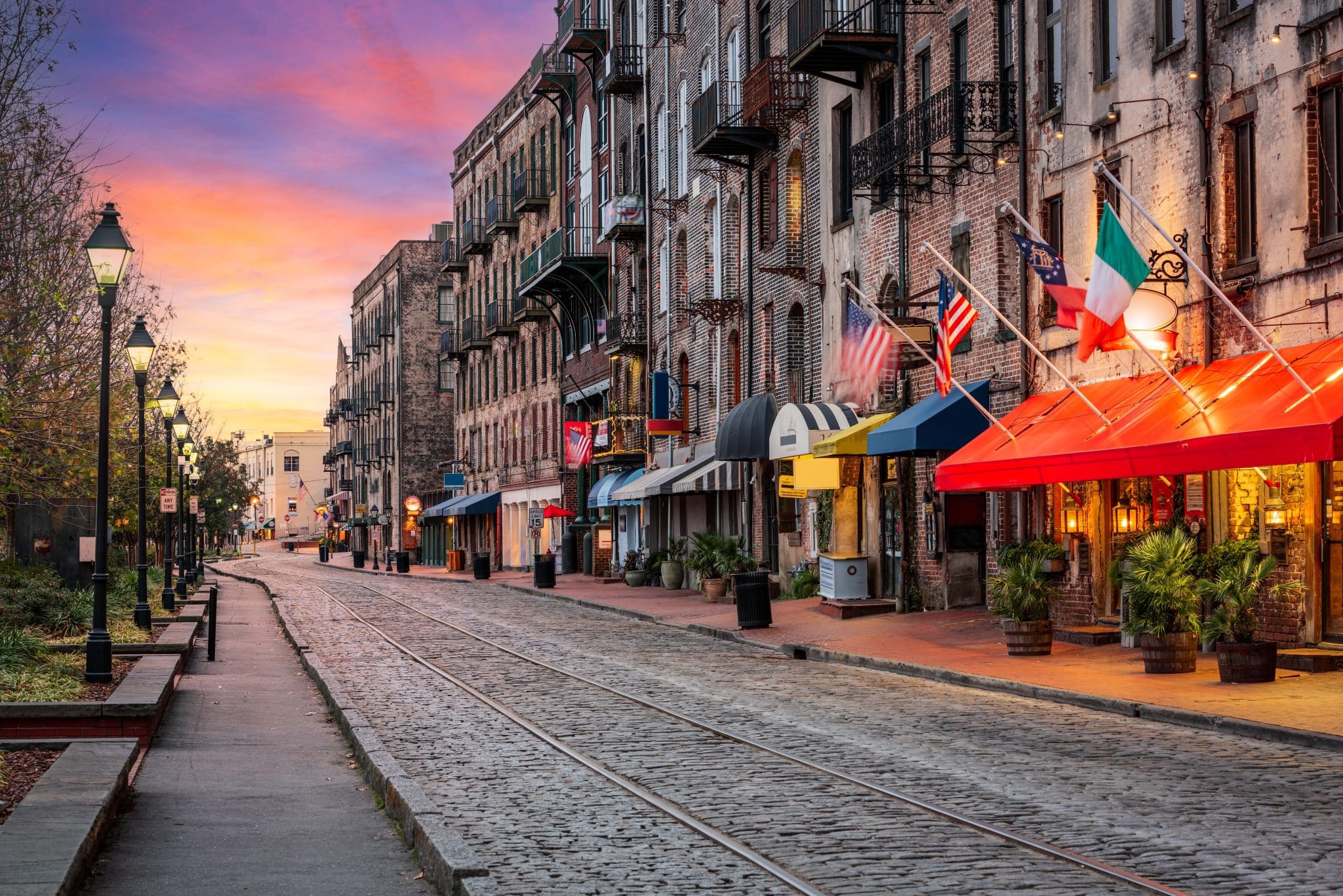 River Street in Savannah, Georgia bij zonsondergang