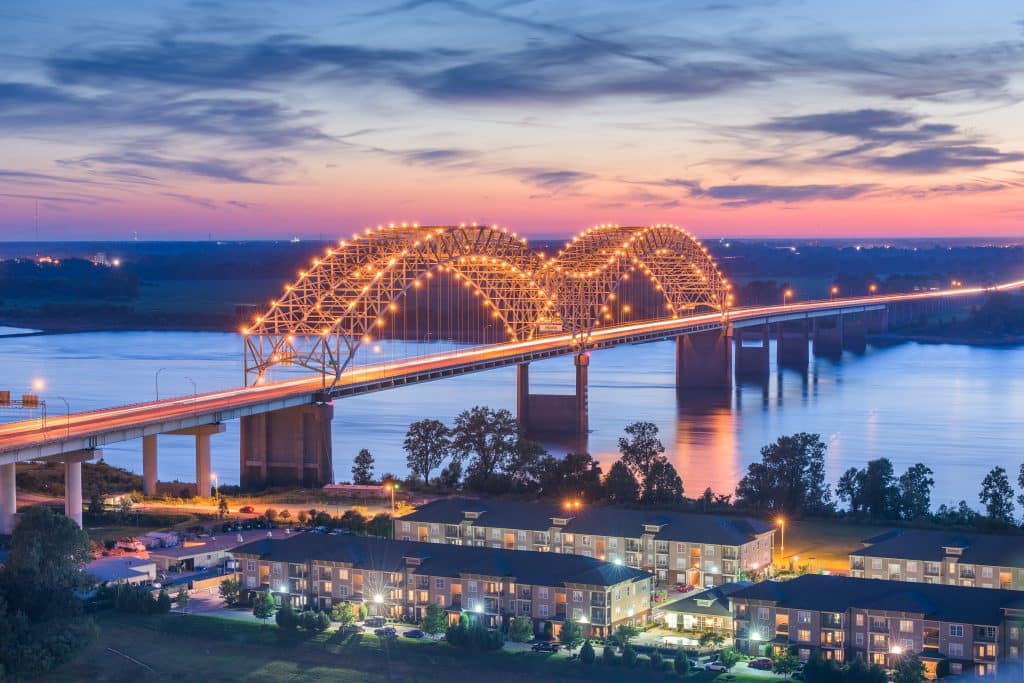 Hernando de Soto brug in Memphis, Tennessee, bij zonsondergang