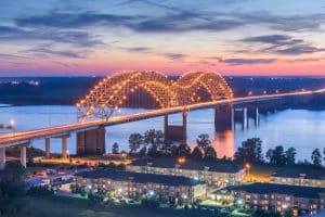 Hernando de Soto brug in Memphis, Tennessee, bij zonsondergang