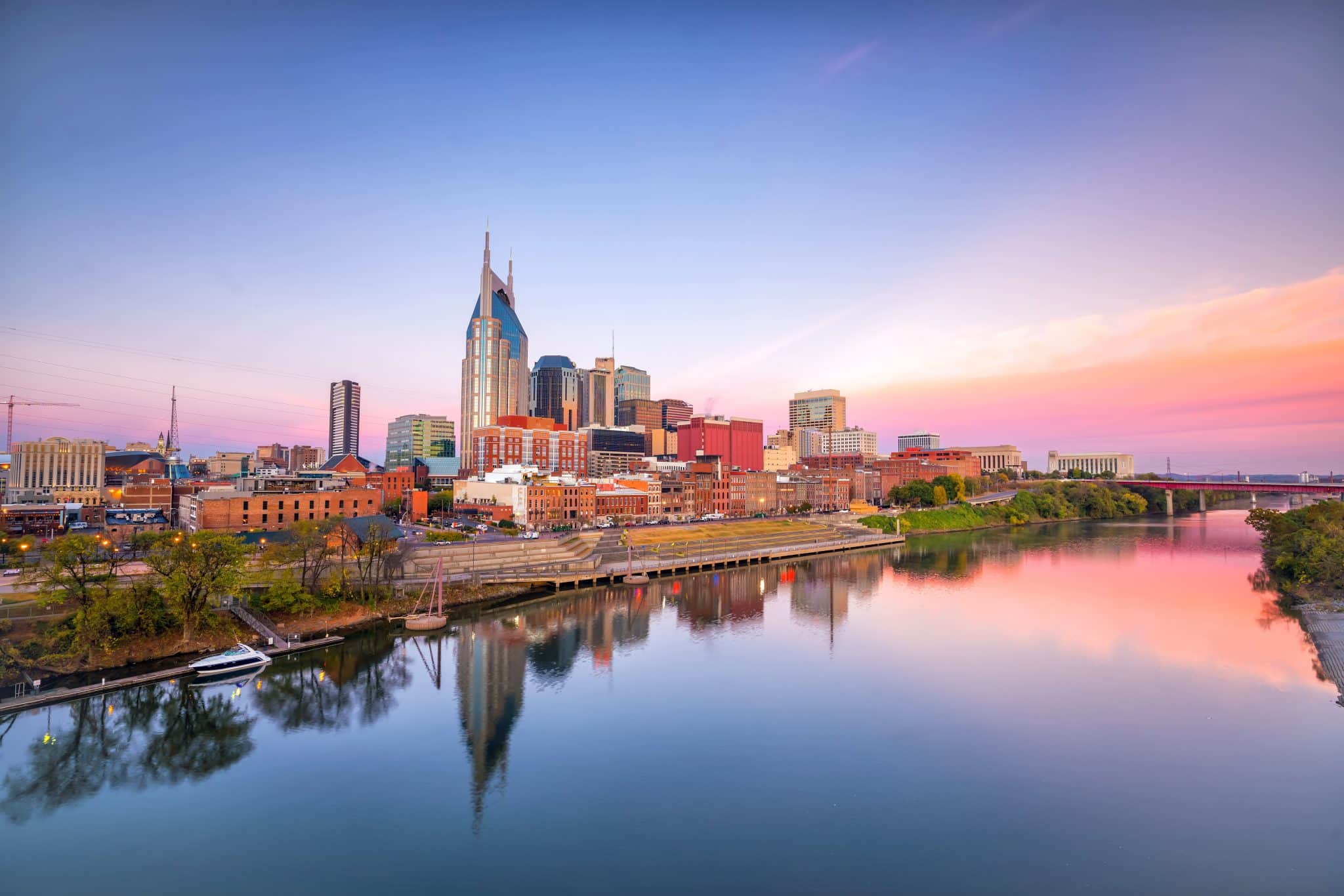 Skyline van Nashville, Tennessee, met rivier bij zonsondergang