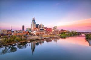 Skyline van Nashville, Tennessee, met rivier bij zonsondergang
