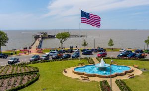 Amerikaanse vlag en fontein in Fairhope Alabama bij daglicht